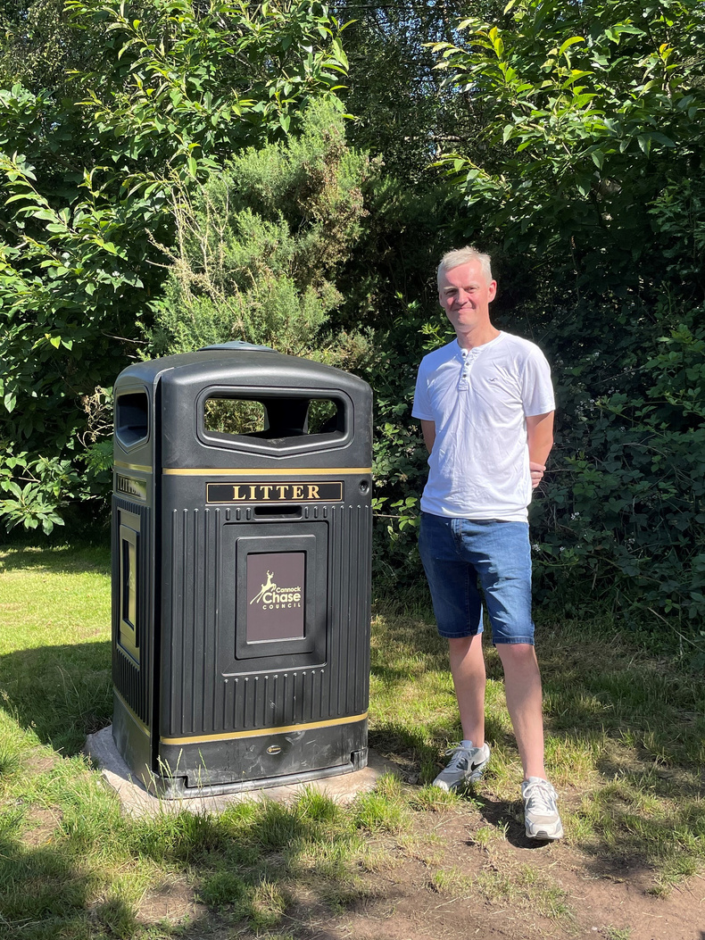 councillor-justin-johnson-with-a-jumbo-bin(892746)