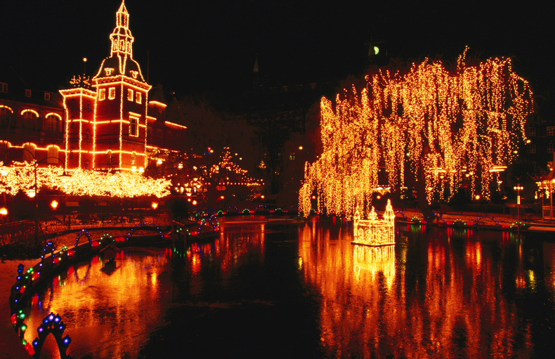 Tivoli Lucia candlelight procession in Copenhagen.jpg