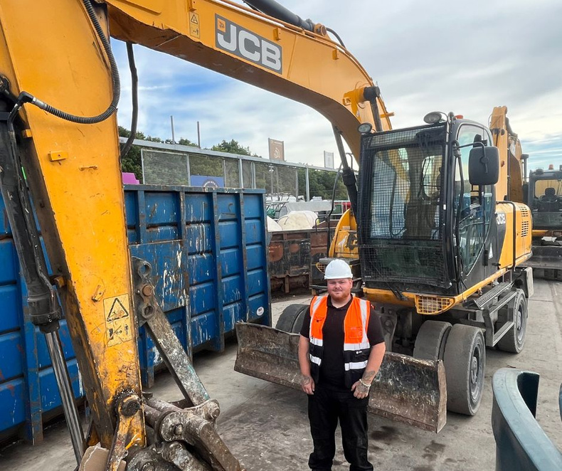 guy-jones-recycling-operative-at-cannock-recycling-centre-next-to-jcb-2(904638)